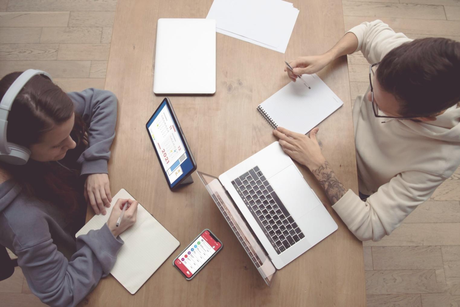 Persona analizando diferentes opciones financieras con documentos y calculadora